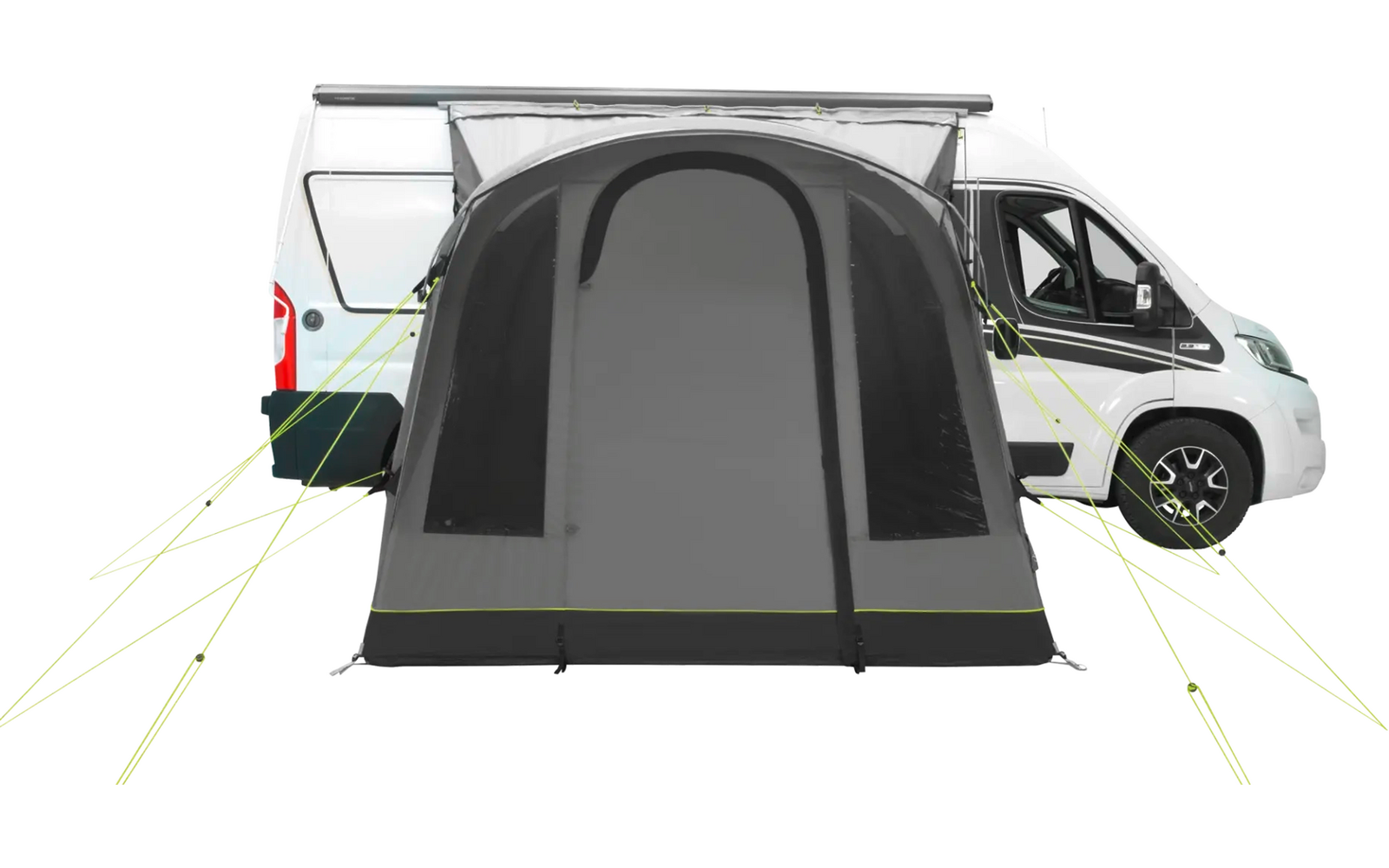 Camper bianco a destra; davanti una tenda/veranda grigia con ingresso arrotondato, pannelli laterali scuri e tiranti gialli tesi