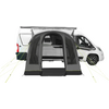 Camper bianco con tenda grigio scuro fissata al lato del veicolo; tenda con più tiranti e ingresso aperto