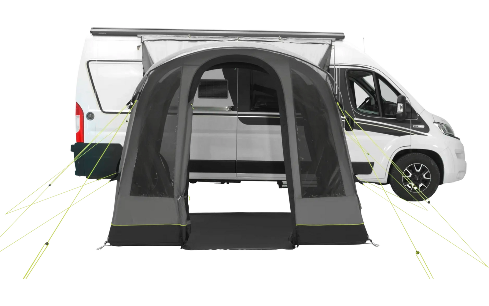 Camper bianco con tenda grigio scuro fissata al lato del veicolo; tenda con più tiranti e ingresso aperto