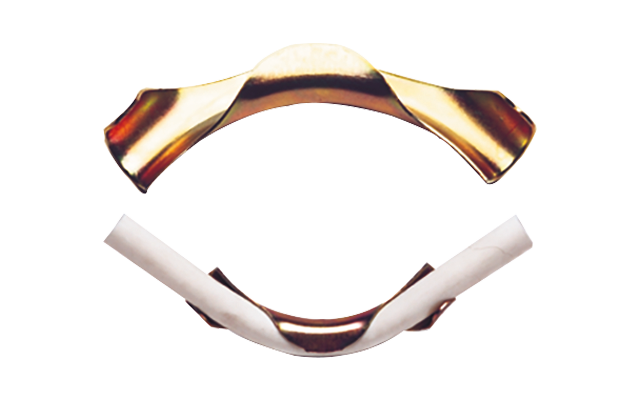 Due clip metalliche curve, in alto dorata, in basso argentata, su sfondo bianco