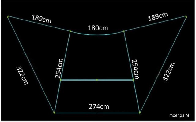 Fond noir; contour blanc d'un polygone à cinq côtés avec mentions: haut centre 180cm, haut gauche/droite 189cm, côtés intérieurs 254cm, côtés extérieurs inclinés 322cm, base inférieure 274cm; petite ligne horizontale au centre; texte moenga M en bas à droite