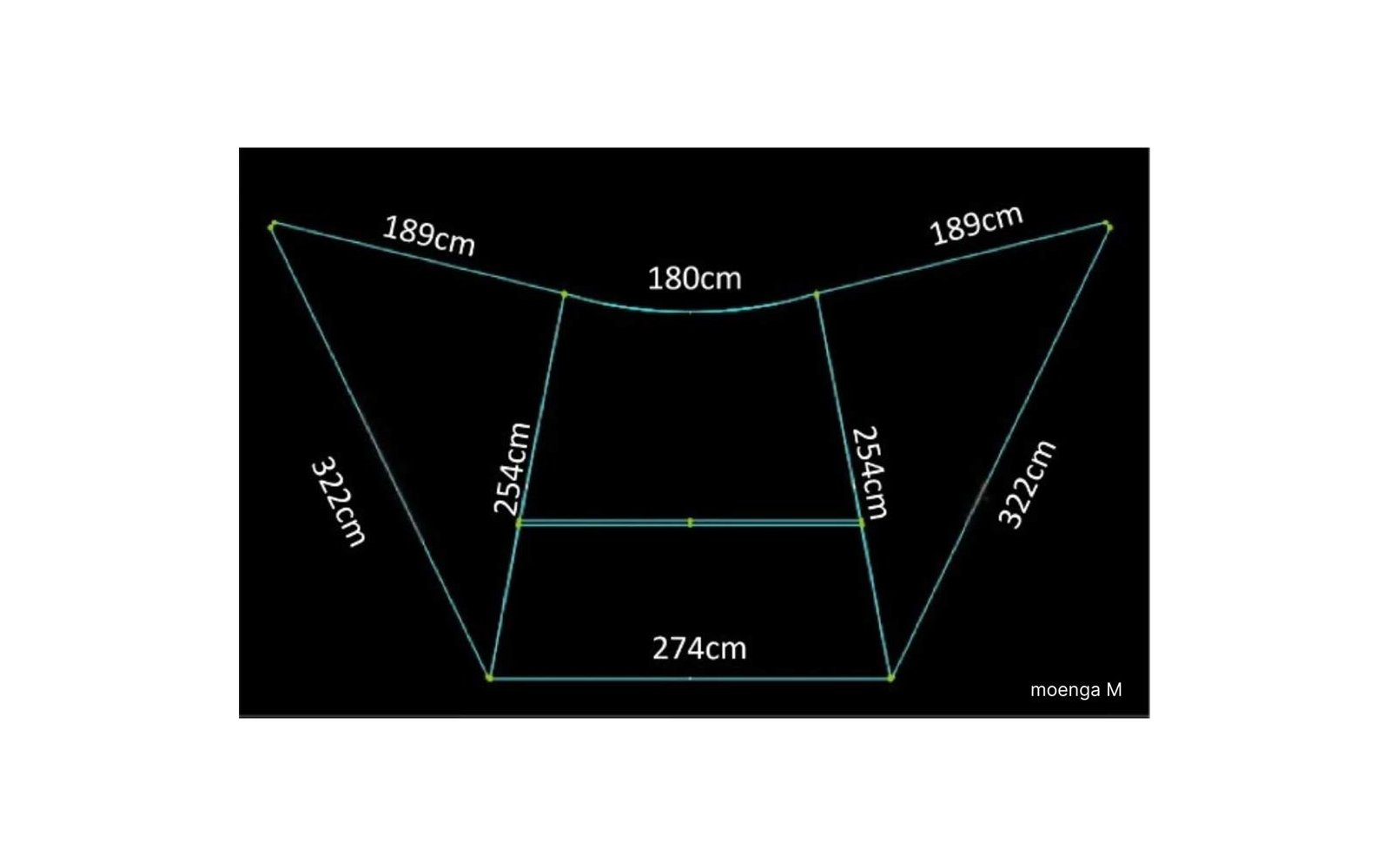 Fond noir; contour blanc d'un polygone à cinq côtés avec mentions: haut centre 180cm, haut gauche/droite 189cm, côtés intérieurs 254cm, côtés extérieurs inclinés 322cm, base inférieure 274cm; petite ligne horizontale au centre; texte moenga M en bas à droite