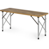 Rechthoekige tafel met bruin houten blad en zilverkleurige opvouwbare metalen poten, zwarte rubberen voetkappen