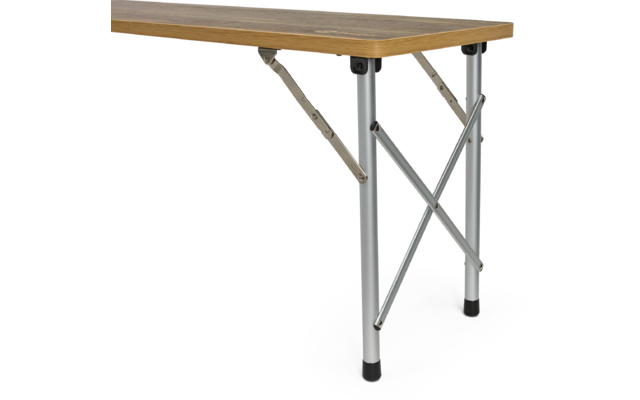 Houtkleurig tafelblad met zichtbare nerf en afgeronde hoek; zilverkleurige metalen poten met gekruiste stutten, scharnierverbindingen en zwarte rubberen doppen