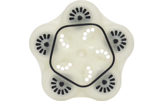 Weißes, blumenförmiges Kunststoffobjekt mit fünf abgerundeten Ausbuchtungen, schwarzem fünfseitigem Innenrand und mehreren kleinen runden Löchern