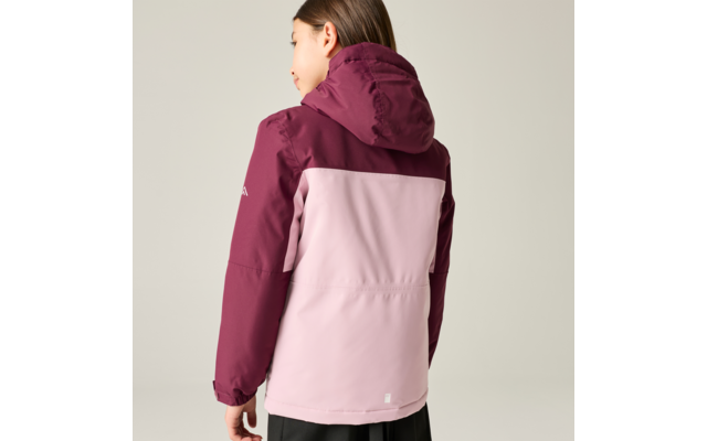 Personne de dos portant une veste bicolore (haut bordeaux foncé, bas rose clair) avec capuche, bord de jupe noire visible, arrière-plan uni clair