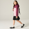 Fille de profil marchant vers la droite, portant une veste à capuche bicolore (rose foncé et rose clair), un sac à dos noir, une jupe noire, des chaussettes blanches et des mocassins noirs sur fond clair