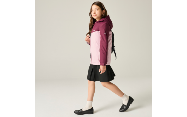 Fille de profil marchant vers la droite, portant une veste à capuche bicolore (rose foncé et rose clair), un sac à dos noir, une jupe noire, des chaussettes blanches et des mocassins noirs sur fond clair