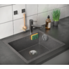 Schwarze Küchenspüle mit Wasserhahn, daneben Seifenspender und Pflanze auf grauer Arbeitsplatte