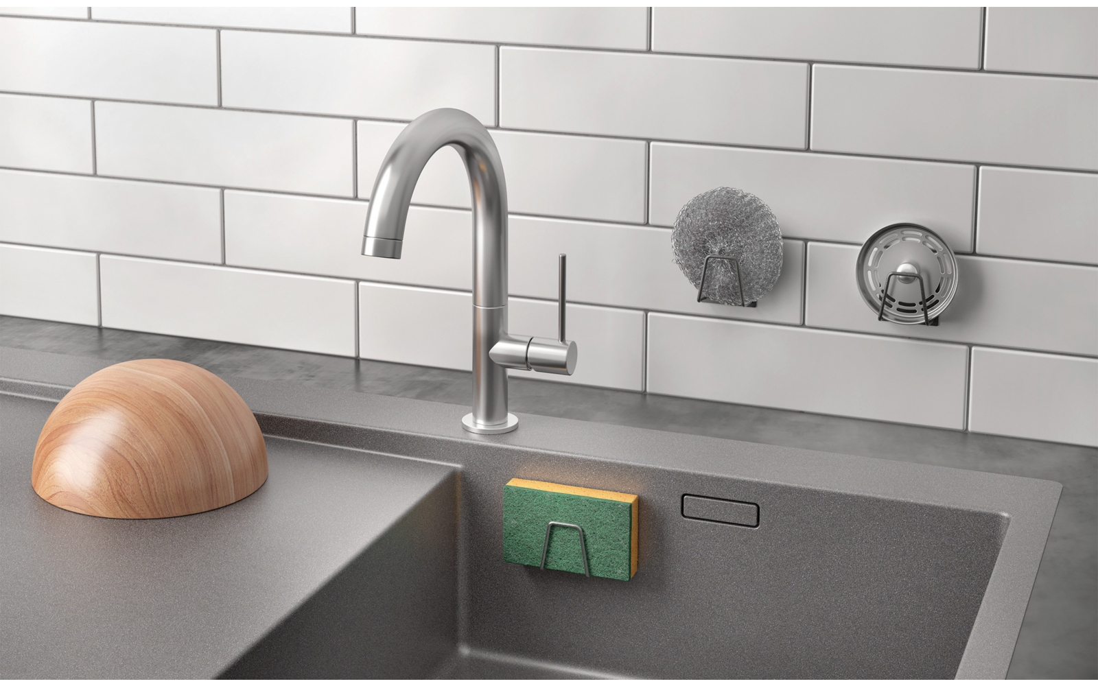 Küche mit Spüle, Wasserhahn, Seifenspender und Schwamm vor weiß gefliester Wand
