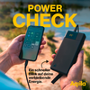 Hand houdt smartphone met Power Check-app naast een groter mobiel apparaat buiten