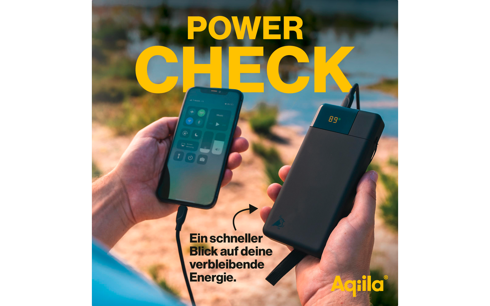Hand houdt smartphone met Power Check-app naast een groter mobiel apparaat buiten