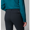 Personne vue de dos portant une chemise bleue et un pantalon sombre