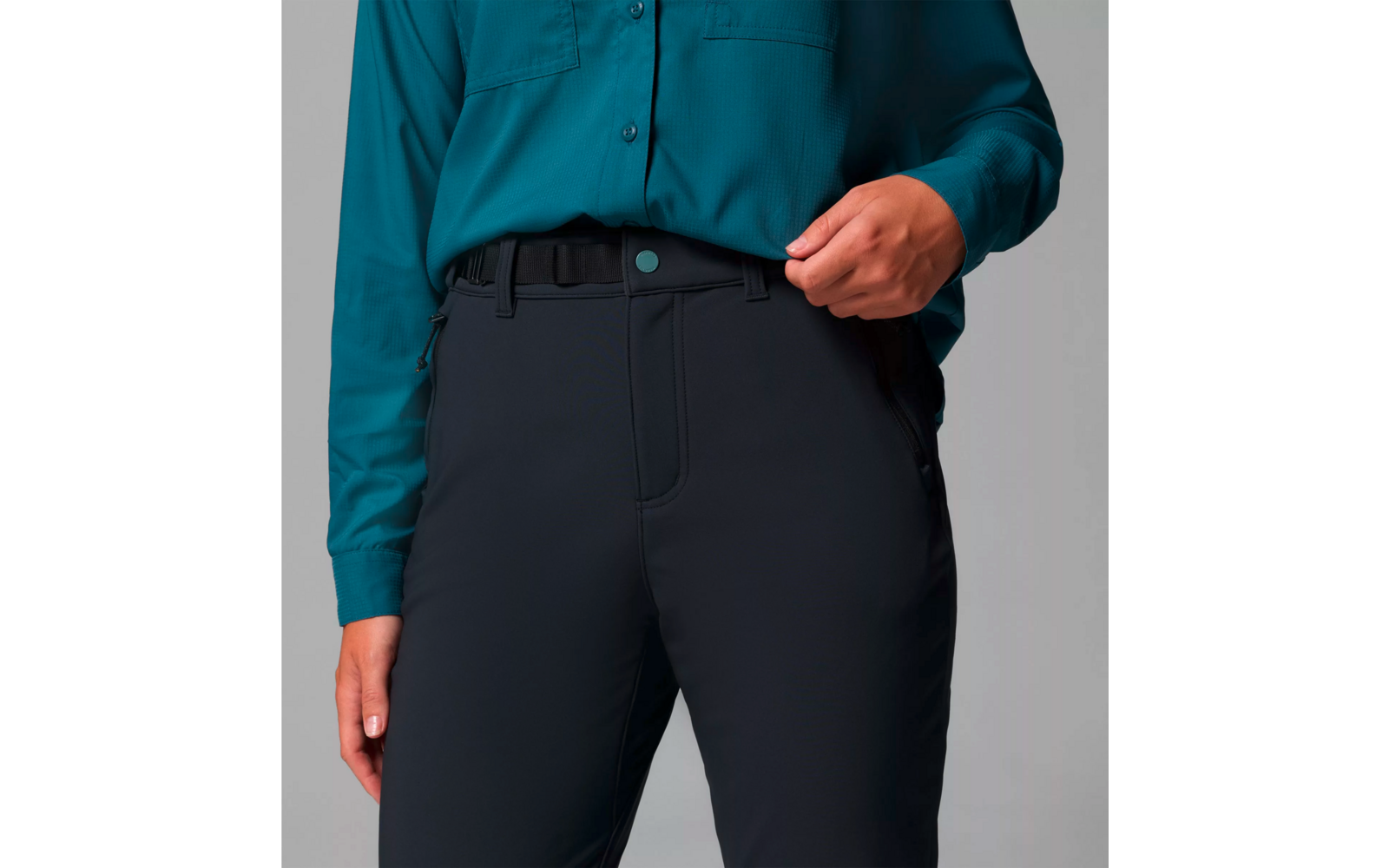 Haut du corps d'une personne portant une chemise bleue et un pantalon noir, tirant sur la ceinture du pantalon