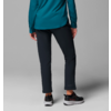 Personne vue de dos, portant un pantalon noir, une veste bleue et des chaussures noires, debout sur un fond gris