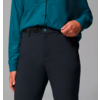 Haut du corps d'une personne portant une chemise bleue et un pantalon noir, tirant sur la ceinture du pantalon