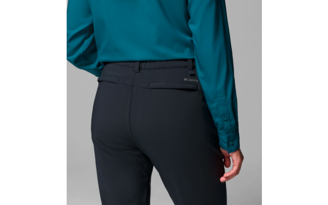 Personne vue de dos portant une chemise bleue et un pantalon sombre