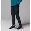 Personne portant un pantalon noir et des chaussures de sport noires avec des semelles blanches, torse partiellement visible avec un haut bleu