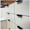 Close-up van witte ladefronten met zwarte handgrepen