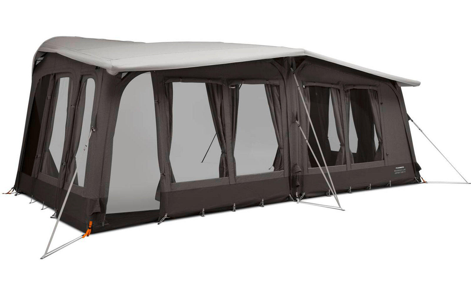 Grote donkergrijze tent met lichtgrijs dak, meerdere grote ramen met opgerolde gordijnen, metalen steunpalen en scheerlijnen, op witte achtergrond