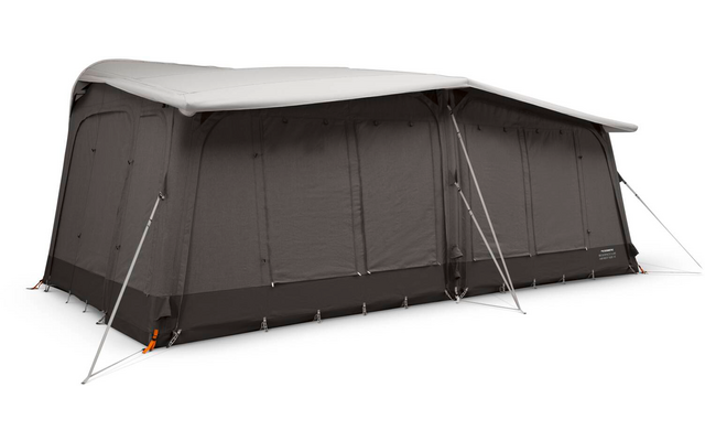 Grote grijze tent met licht dak, meerdere gesloten zijpanelen, metalen frame, scheerlijnen en oranje bevestigingen op witte achtergrond