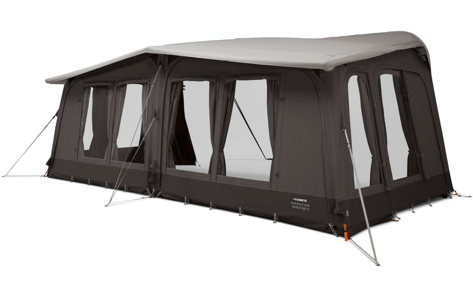 Grote donkergrijze tent met lichtgrijs dak, meerdere hoge ramen, een open ingang, scheerlijnen en haringen op witte achtergrond