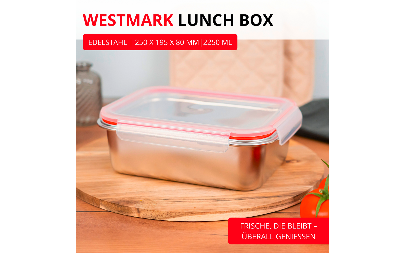 Boîte-repas rectangulaire en acier inoxydable avec couvercle transparent, joint rouge et clips de fermeture sur une planche ronde en bois; tissu matelassé rose et chiffon gris en arrière-plan, un bocal en verre à gauche et deux tomates cerises à droite; texte "WESTMARK LUNCH BOX" en haut à gauche
