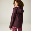 Person von hinten, schaut über die Schulter zur Kamera, trägt dunkelviolette Kapuzenjacke und pinke Leggings mit Blumenmuster, heller einfarbiger Hintergrund