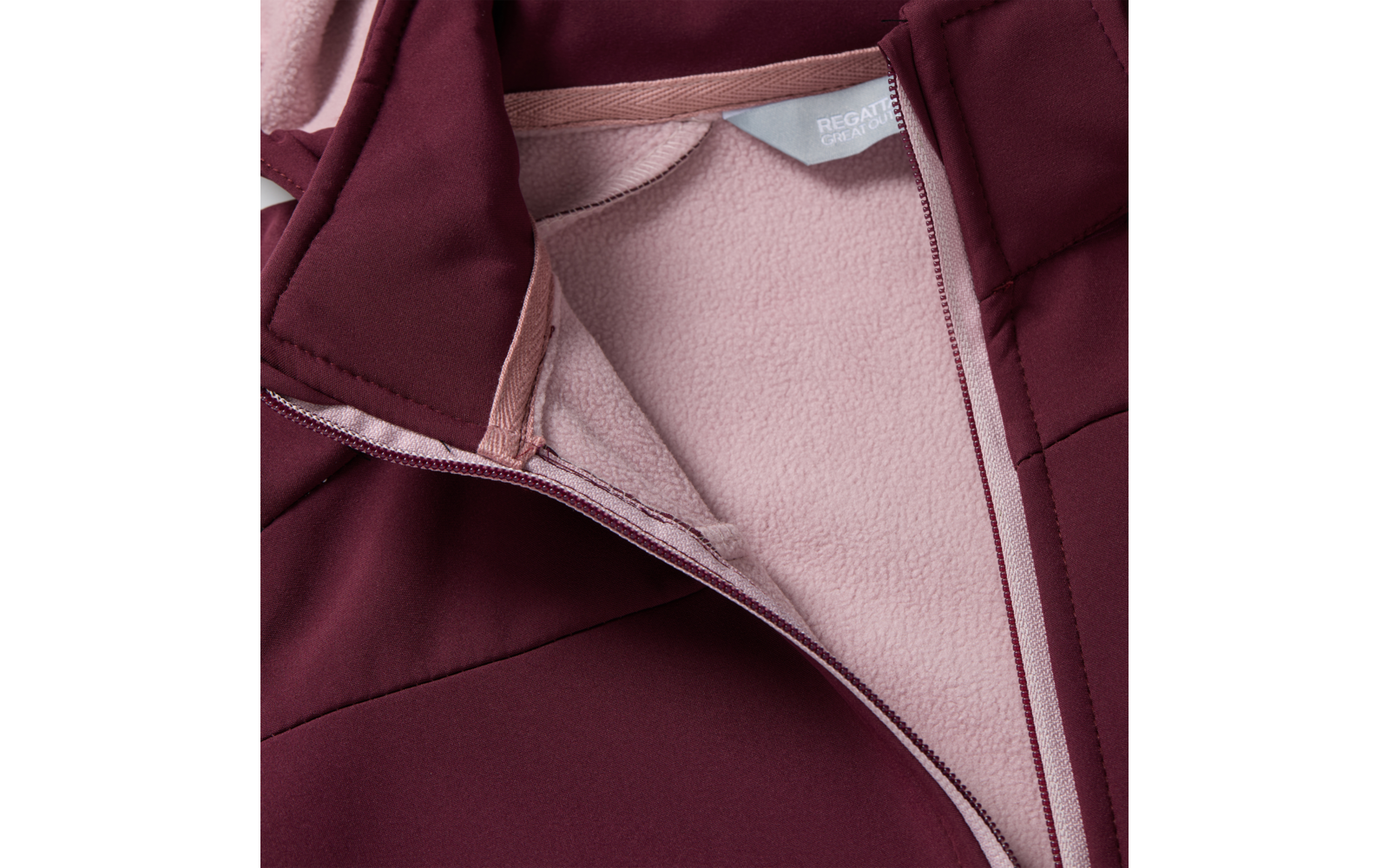 Bordeauxrote Jacke mit hellrosa Fleecefutter, teilweise geöffnetem Reißverschluss und sichtbarem Kragen