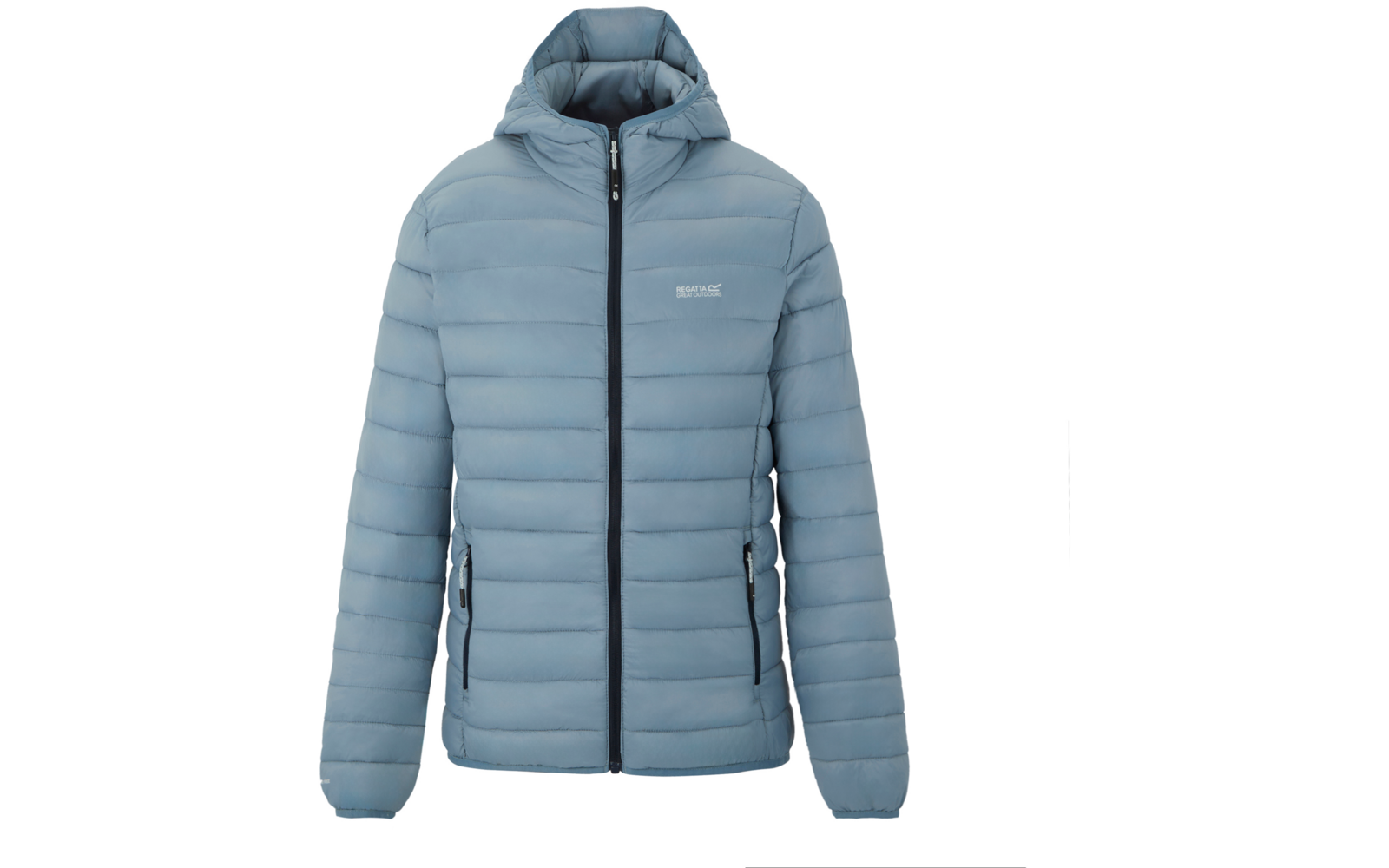 Hellblaue gesteppte Jacke mit Kapuze, durchgehendem Reißverschluss, zwei seitlichen Reißverschlusstaschen und kleinem Logo auf der linken Brust, auf weißem Hintergrund