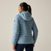 Rückansicht einer Person mit Zopf, die eine hellblaue gesteppte Kapuzenjacke und dunkle Leggings trägt vor hellem Hintergrund