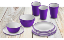Meerdere witte borden, kommen en bekers met paarse rand op een houten tafel