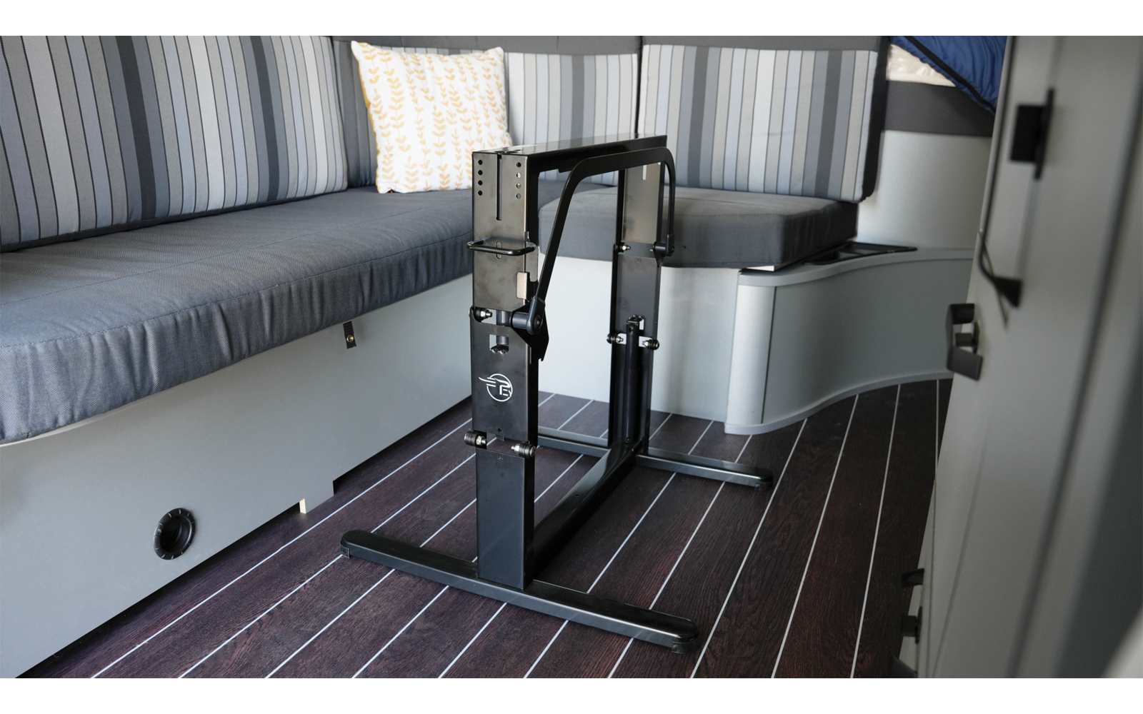 Innenraum eines Fahrzeugs mit Sitz und Haltebügel