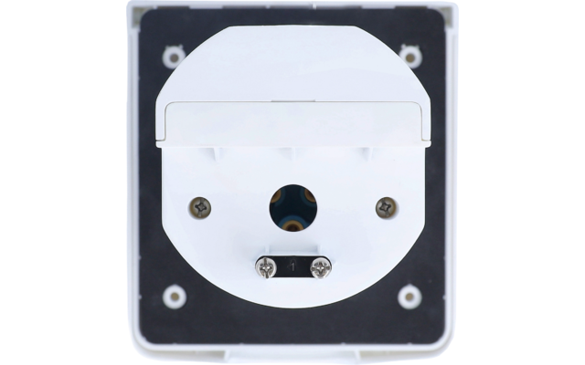 Weiße runde Steckdose mit Klappdeckel auf schwarzer quadratischer Platte, zentrale runde Öffnung und sichtbare Schrauben