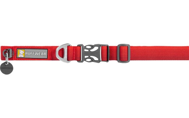 Collier pour chien rouge avec boucle en plastique noire, anneau en D en métal, médaille métallique ronde et étiquette tissu rectangulaire portant la mention 'RUFFWEAR'