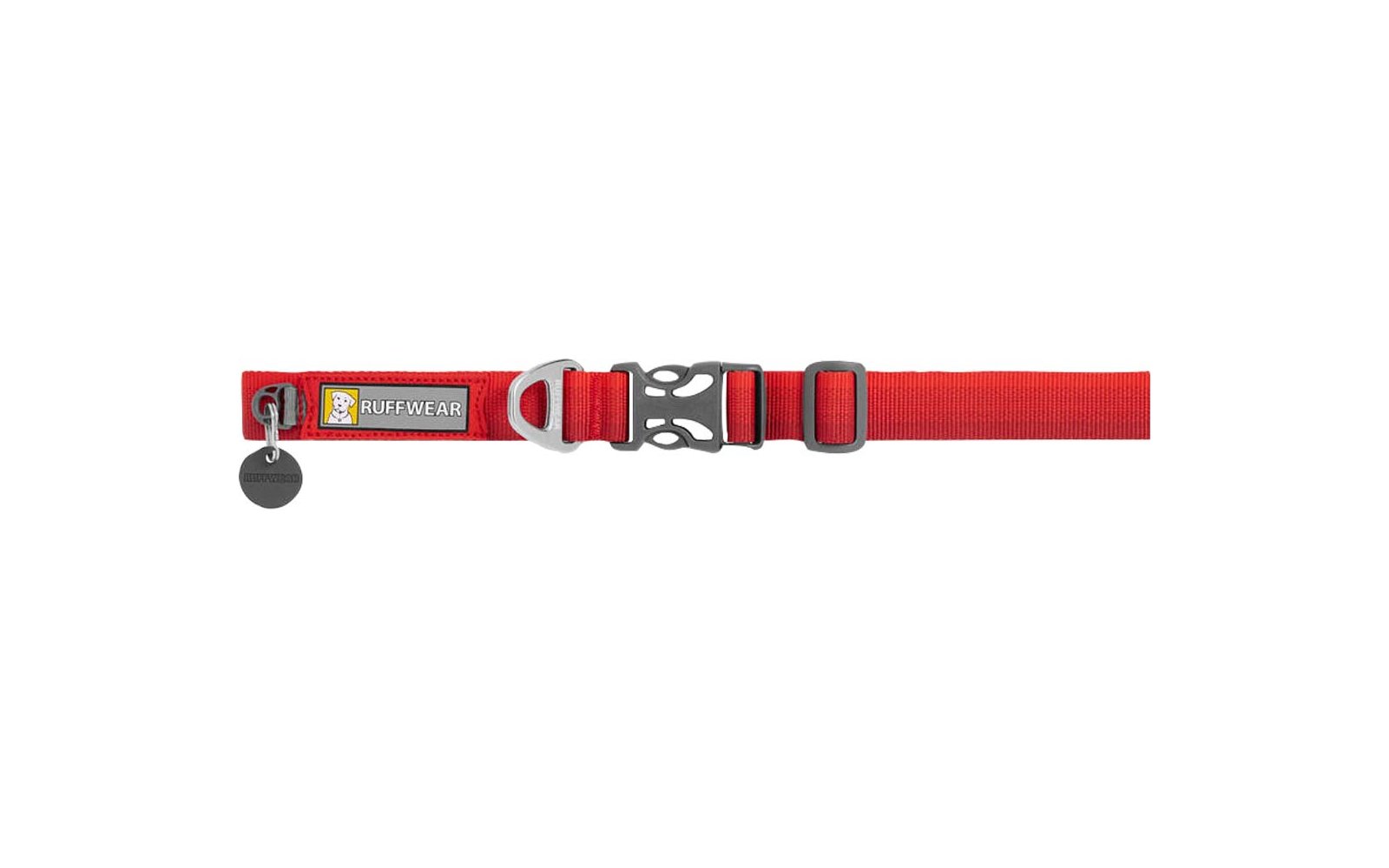 Collier pour chien rouge avec boucle en plastique noire, anneau en D en métal, médaille métallique ronde et étiquette tissu rectangulaire portant la mention 'RUFFWEAR'
