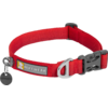 Collier pour chien en nylon rouge avec boucle en plastique noire, anneau en D argenté, médaille ronde noire et étiquette tissu portant l'inscription RUFFWEAR
