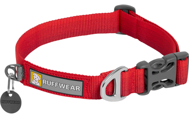 Collier pour chien en nylon rouge avec boucle en plastique noire, anneau en D argenté, médaille ronde noire et étiquette tissu portant l'inscription RUFFWEAR