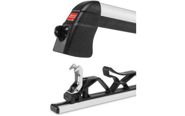 Barra trasversale in alluminio argento con estremità in plastica nera, morsetto metallico e leva di serraggio in plastica nera su sfondo bianco