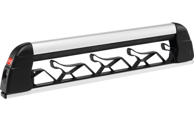 Struttura metallica orizzontale nera e argento con quattro ganci curvi, estremità nere e piccola etichetta rossa a sinistra