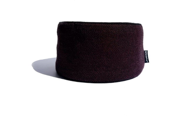 Dunkelbraune Strickmütze vor weißem Hintergrund