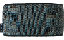 Ancha tira rectangular de tejido de punto en mezcla gris-verde, con borde negro arriba y abajo y una pequeña etiqueta negra con letras blancas a la izquierda