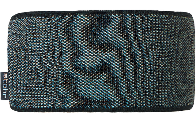 Ampia striscia rettangolare di tessuto lavorato a maglia in mélange grigio-verde, con bordo nero in alto e in basso e una piccola etichetta nera con scritta bianca a sinistra