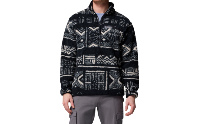 Person trägt schwarze Fleecejacke mit grauen geometrischen Mustern