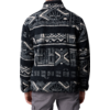 Person von hinten mit dunkelblauer Jacke mit weißen Mustern