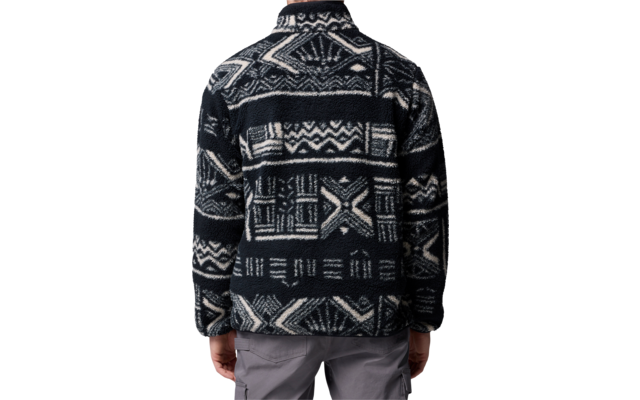 Person von hinten mit dunkelblauer Jacke mit weißen Mustern