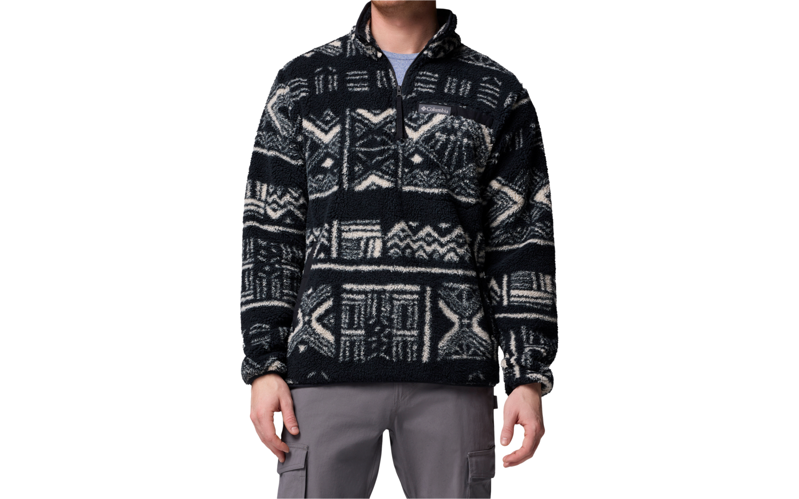 Person trägt schwarze Fleecejacke mit grauen geometrischen Mustern