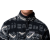 Oberkörper einer Person mit einem dunklen Pullover mit geometrischem Muster