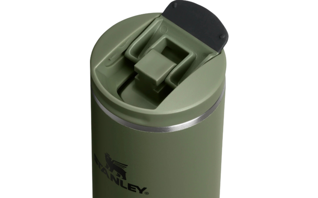 Grüner Becher (obere Ansicht) mit rechteckigem Ausguss, schwarzem Klappdeckel, silbernem Metallring und teilweise sichtbarem "Stanley"-Logo