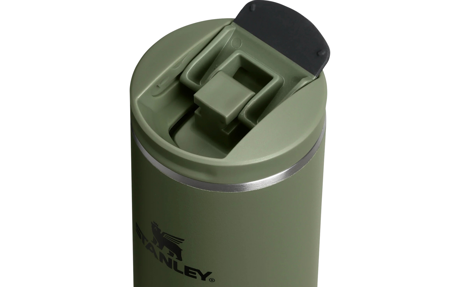 Grüner Becher (obere Ansicht) mit rechteckigem Ausguss, schwarzem Klappdeckel, silbernem Metallring und teilweise sichtbarem "Stanley"-Logo